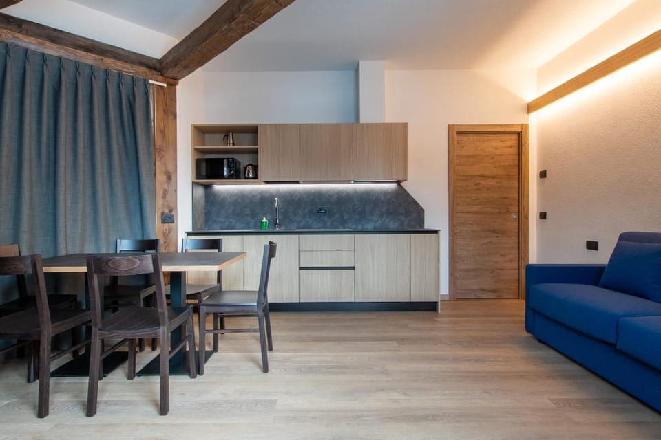 Kitchen or kitchenette, Seating area, Dining area, stove