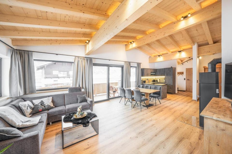 Kitchen or kitchenette, Living room, Seating area, Dining area