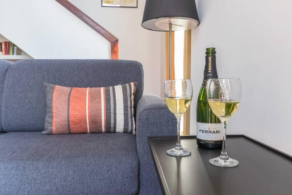 Living room, Food and drinks, Seating area, Alcoholic drinks