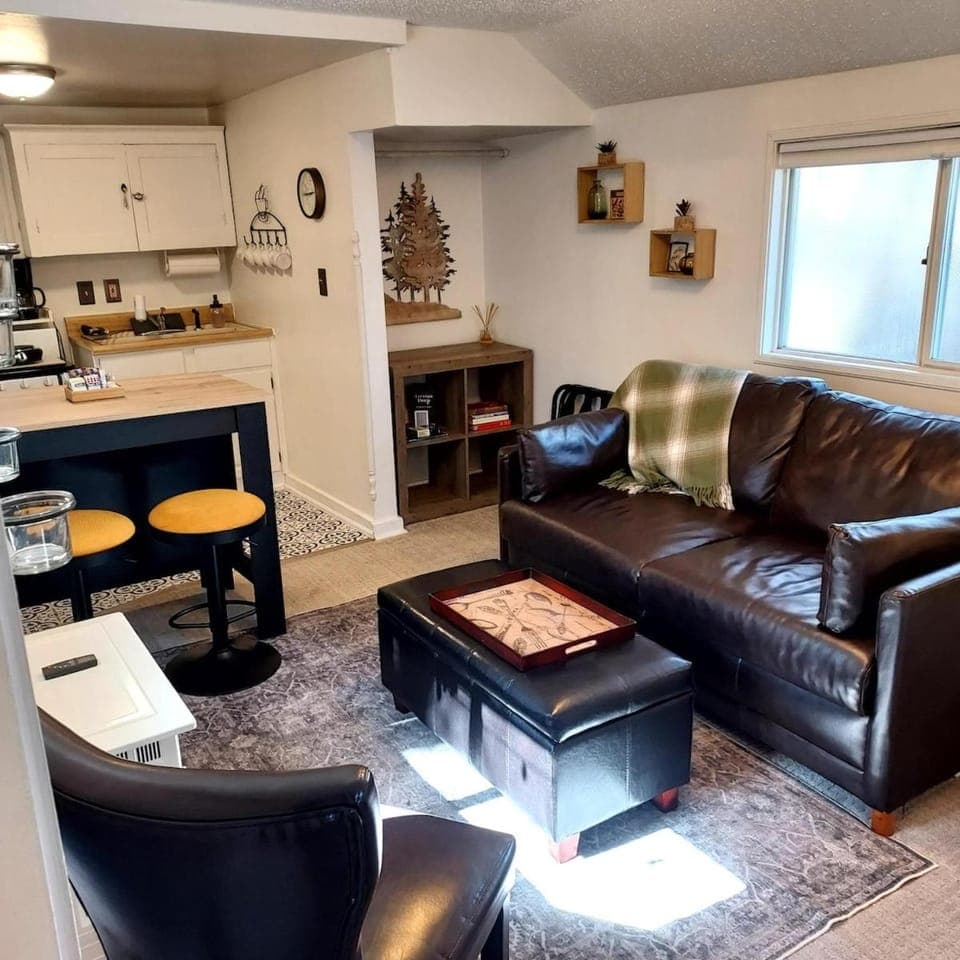The Nest Cottage with Hot Tub in Downtown Manitou Springs House in Manitou Springs