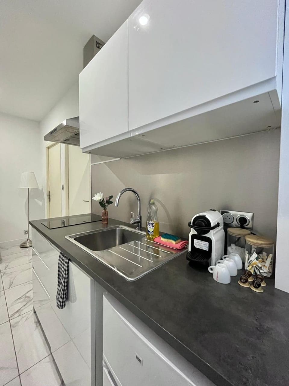 Coffee/tea facilities, heating, microwave, stove, toaster, kitchen, air conditioner