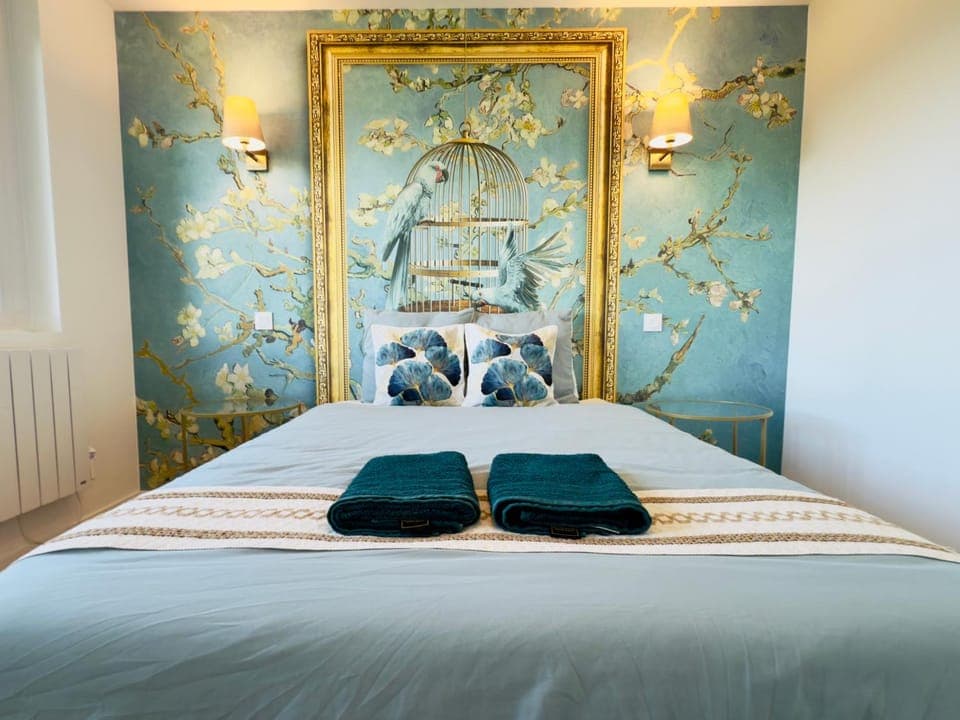 Bed, Photo of the whole room, Bedroom