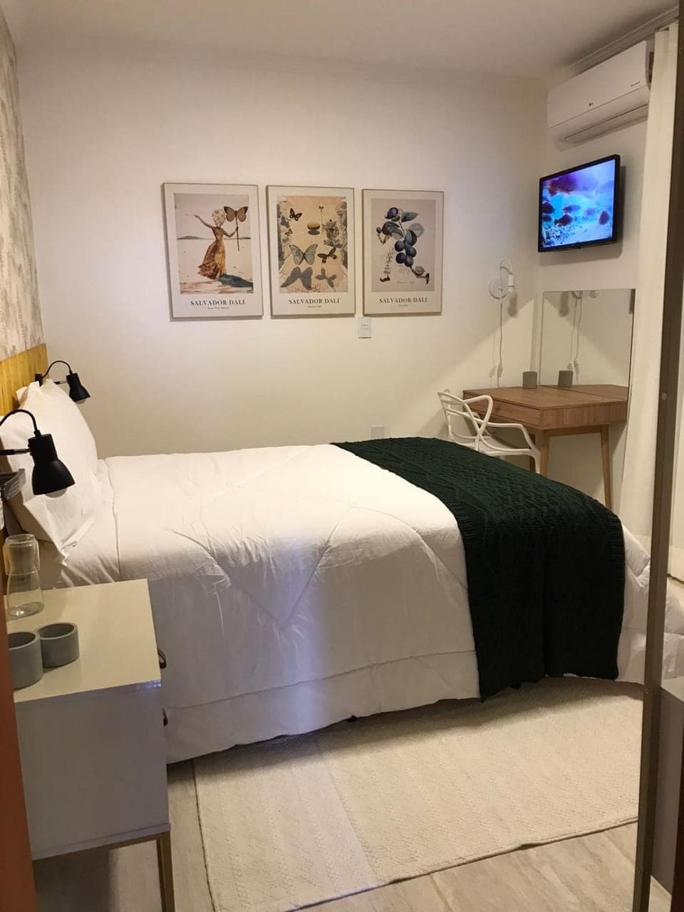 Bed, TV and multimedia, Photo of the whole room, Bedroom, hair dresser