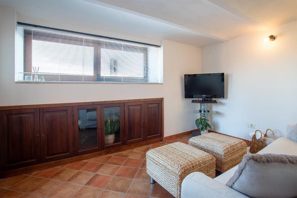 Communal lounge/ TV room, Bed, TV and multimedia, Living room, Photo of the whole room, Seating area, Evening entertainment, Bedroom