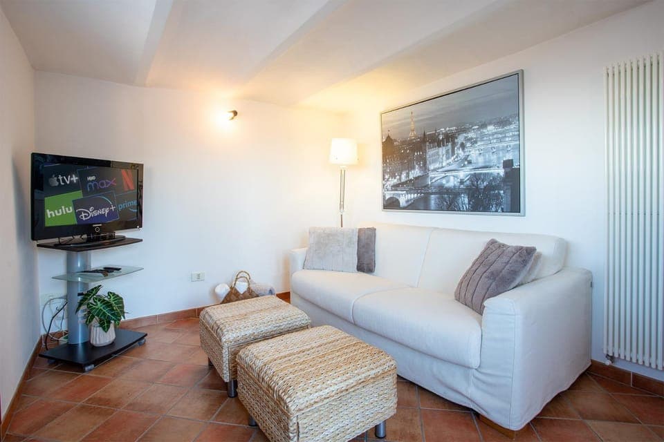 TV and multimedia, Living room, Seating area, internet