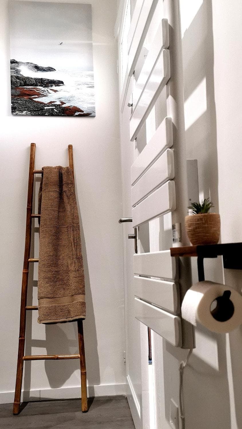 Bathroom, flat iron, towels