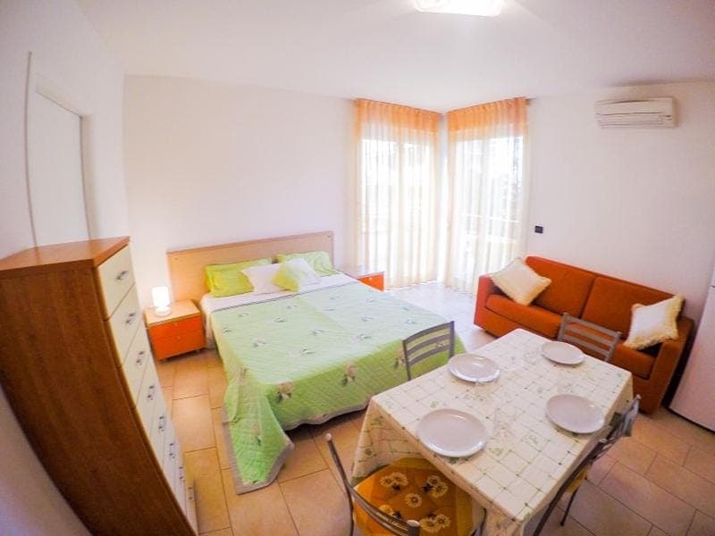 Bed, Living room, air conditioner