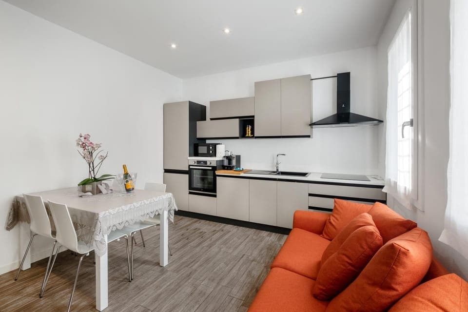 Coffee/tea facilities, Kitchen or kitchenette, Living room, Dining area, minibar, pet friendly, stove