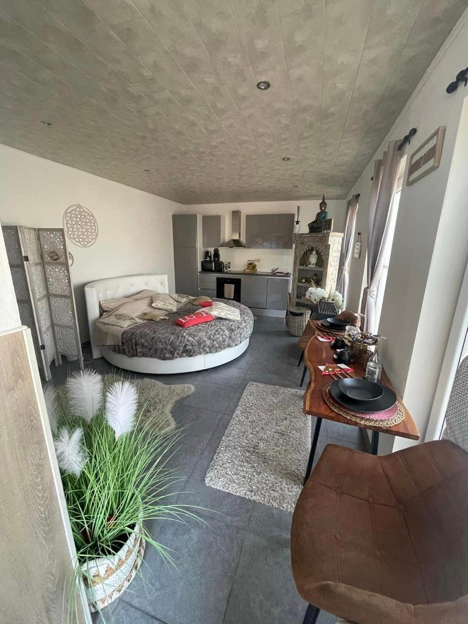 Bed, Photo of the whole room, Dining area, Bedroom