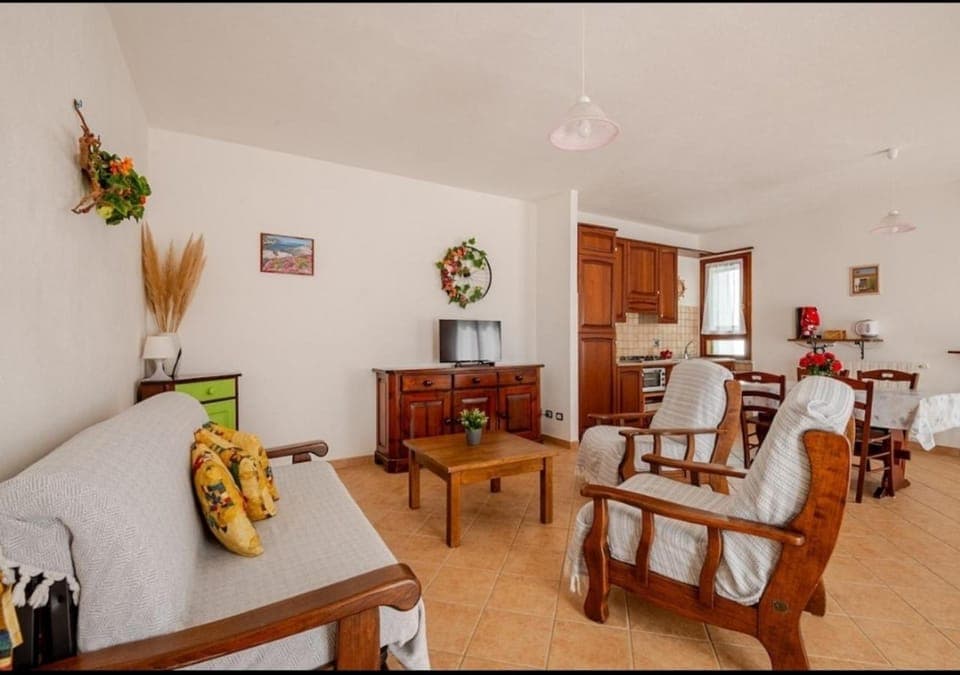 Kitchen or kitchenette, Living room, Seating area, Dining area