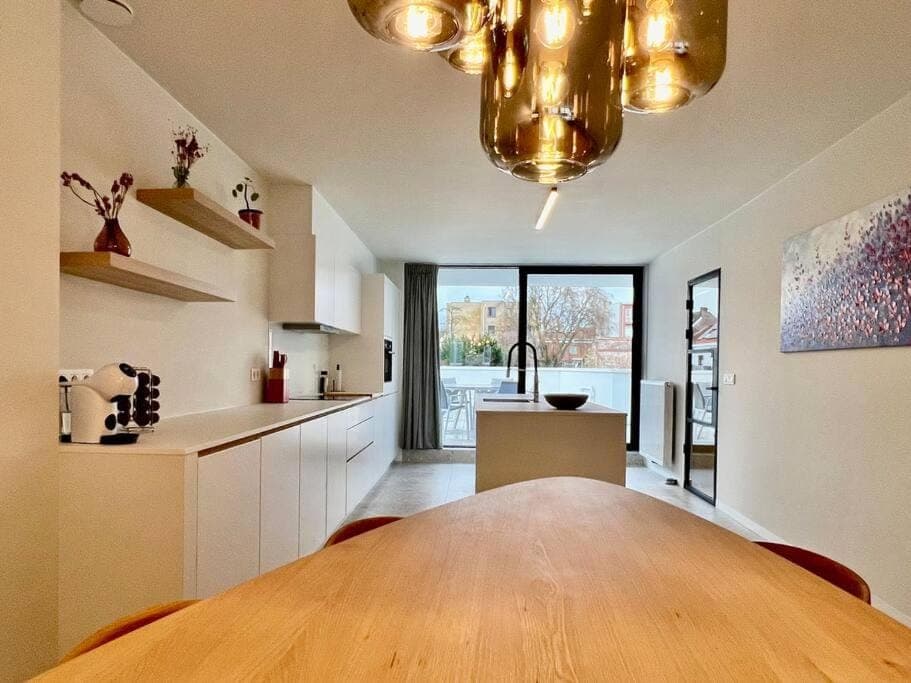 Kitchen or kitchenette, Dining area