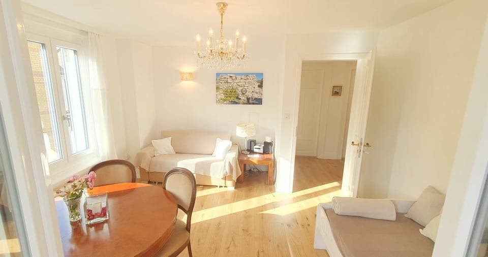 Bed, Living room, Photo of the whole room, Decorative detail, Seating area, Dining area, Bedroom, internet, pet friendly