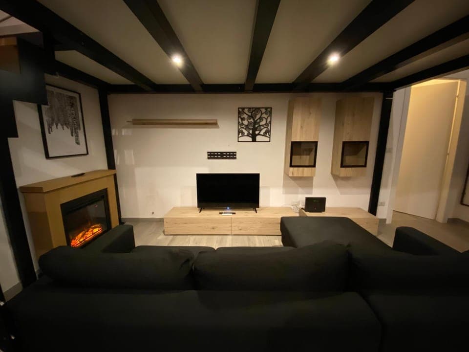 Communal lounge/ TV room, TV and multimedia, Living room, Evening entertainment, flat iron