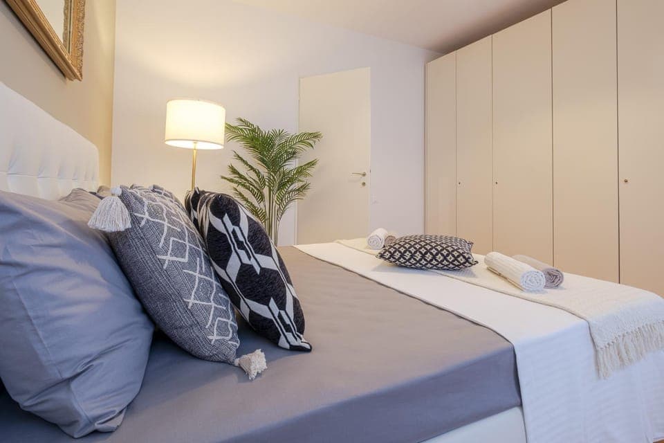 Bed, Photo of the whole room, wardrobe