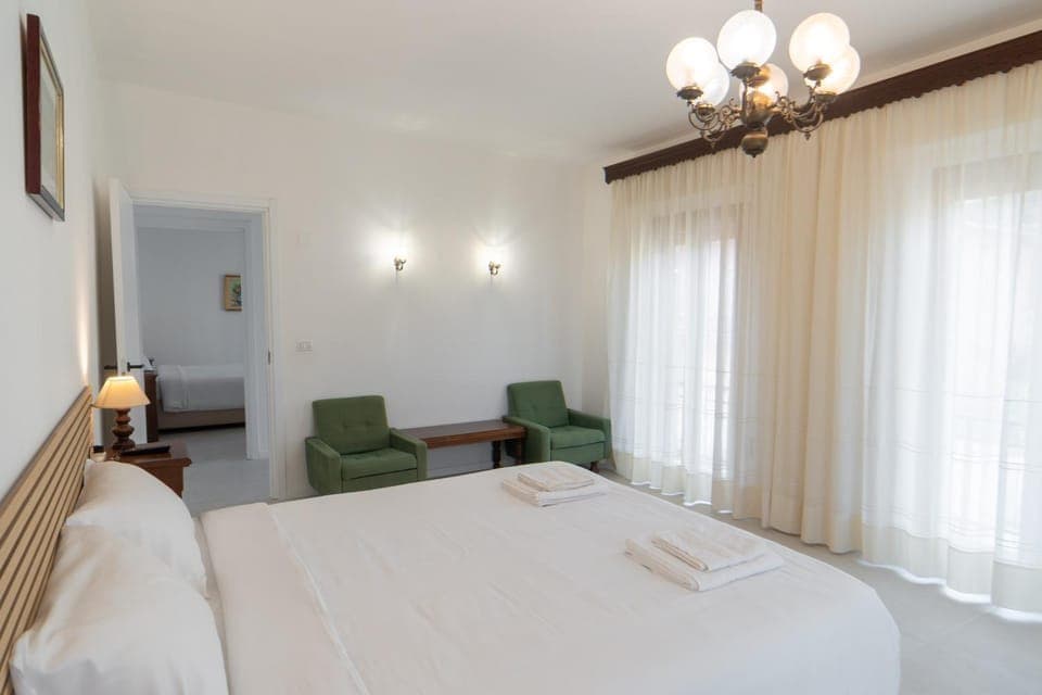 Bed, Seating area, Bedroom