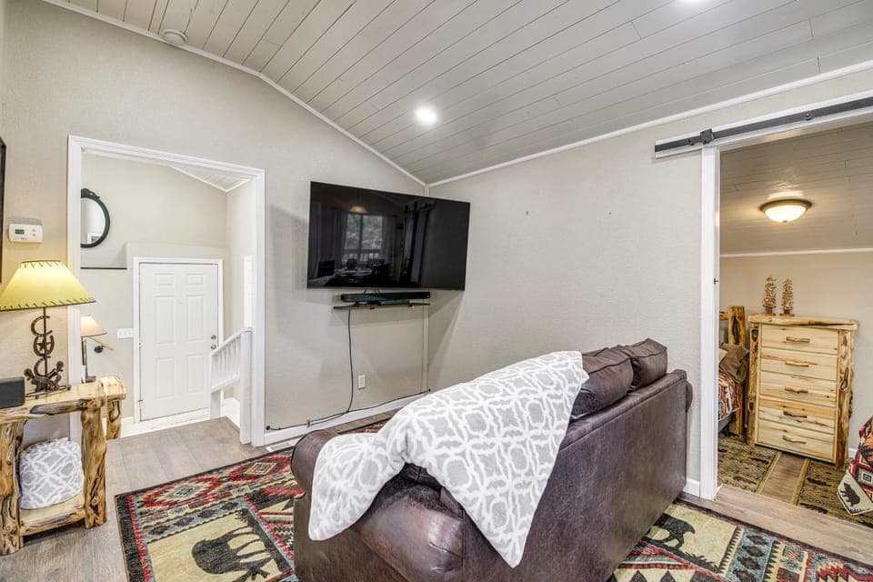 Cozy Cottage w/ Pool Btwn Knoxville & Pigeon Forge House in Sevier County