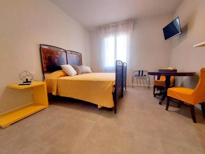 Bed, Property logo or sign, TV and multimedia, Photo of the whole room, Bedroom, hair dryier, heating, internet, soundproof, towels