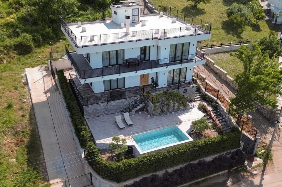 Property building, Patio, Spring, Day, Bird's eye view, Garden, Garden view, Pool view, Swimming pool, sunbed