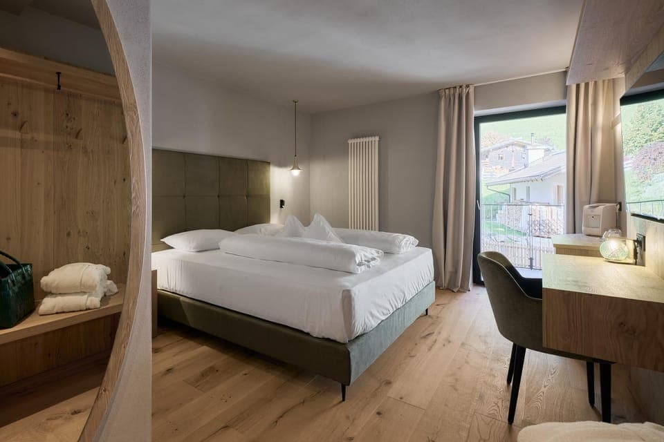 Photo of the whole room, Bedroom