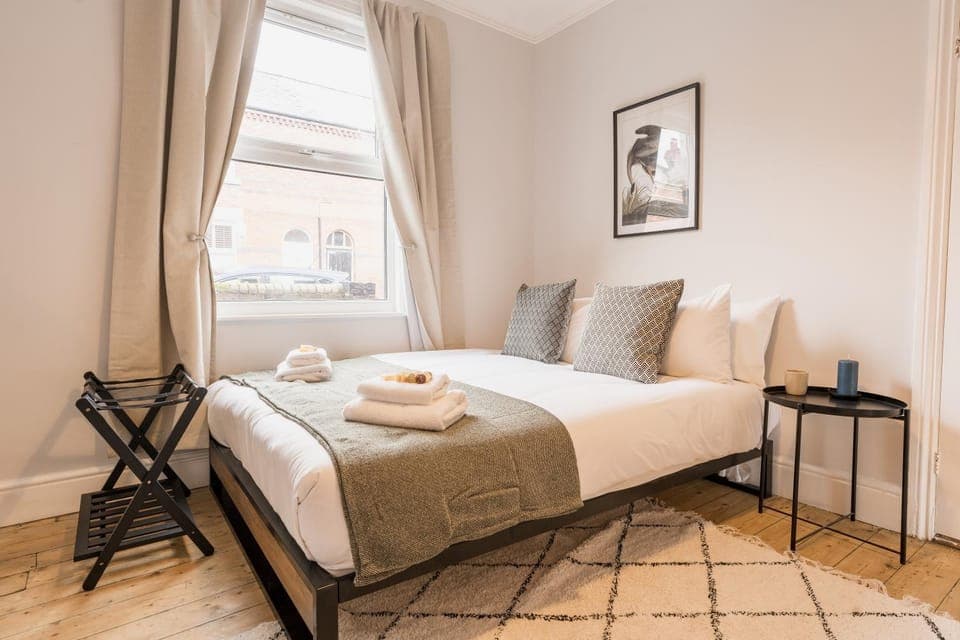 Bed, Bedroom, towels