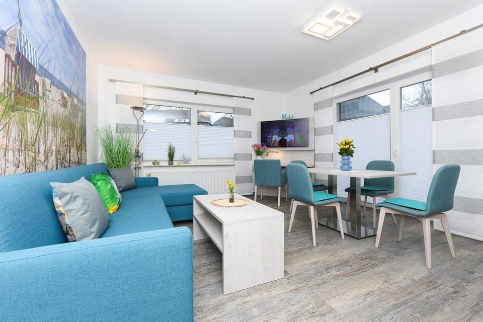 TV and multimedia, Living room, Seating area, Evening entertainment