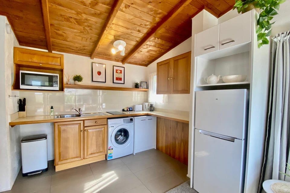 Kitchen or kitchenette, minibar, stove, toaster, washing machine