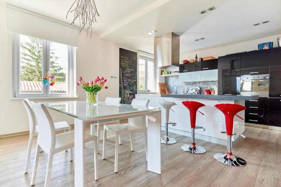 Kitchen or kitchenette, Dining area