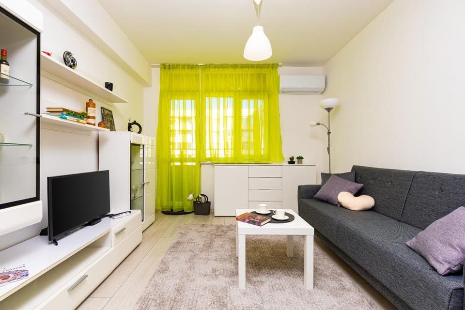 Communal lounge/ TV room, TV and multimedia, Living room, Seating area, air conditioner