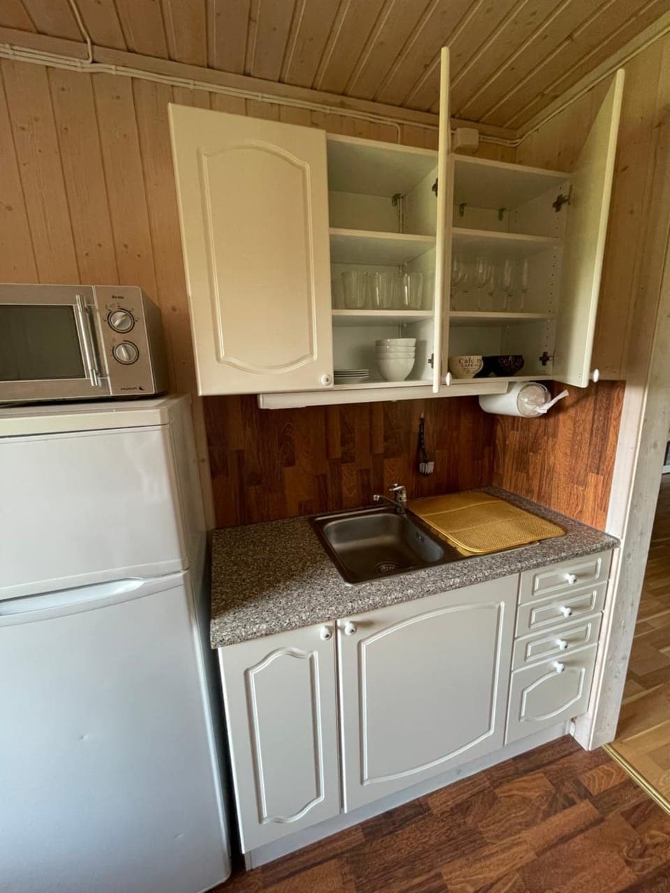Kitchen or kitchenette, minibar