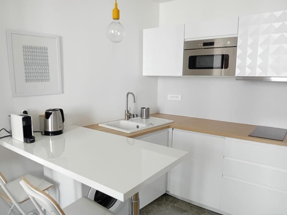 Coffee/tea facilities, Kitchen or kitchenette, Dining area, stove