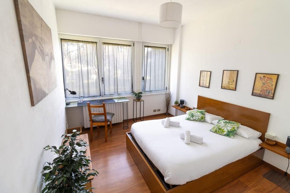 Bed, Photo of the whole room, Decorative detail, Decorative detail, Floor plan, Bedroom, City view, Garden view, Inner courtyard view, furniture, heating, locker, towels, towels, air conditioner