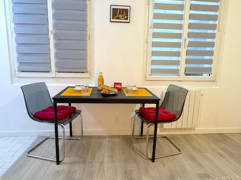 Living room, Food and drinks, Seating area, Dining area, Drinks