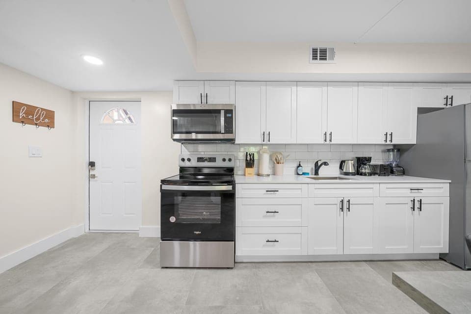 Coffee/tea facilities, Kitchen or kitchenette, dishwasher, oven, toaster