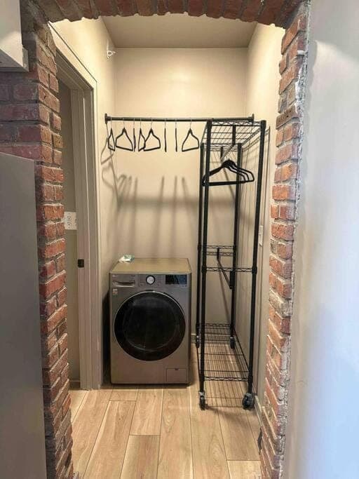 Stylish Studio-Free Parking, Prime Location Apartment in Windsor