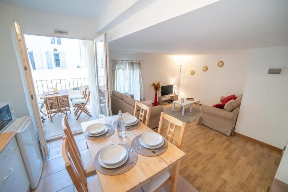 Kitchen or kitchenette, Living room, Dining area