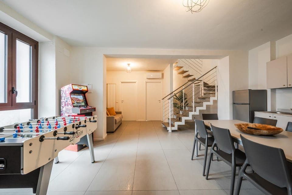 Kitchen or kitchenette, Living room, Seating area, Dining area