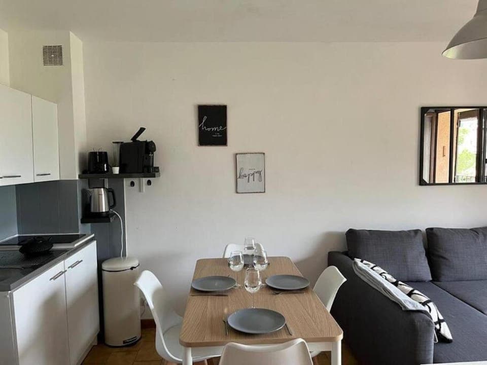 TV and multimedia, Kitchen or kitchenette, Living room, Seating area, Dining area, minibar, oven, stove