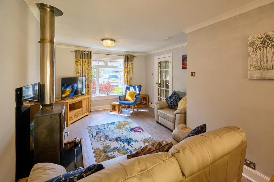 Communal lounge/ TV room, TV and multimedia, Living room, Seating area, Evening entertainment