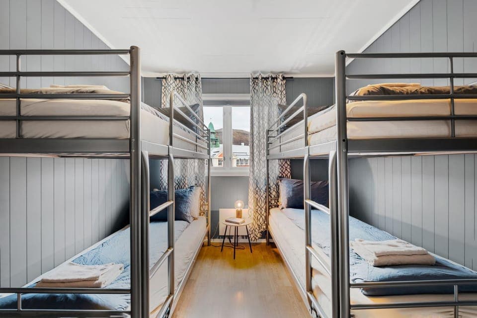 Bed, Bedroom, bunk bed, towels