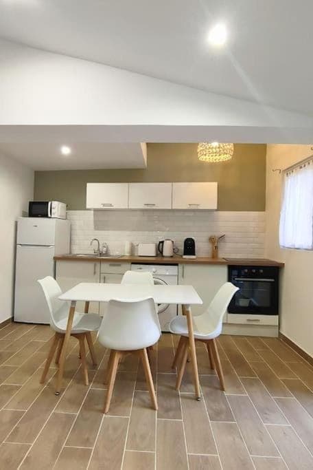 Property building, Coffee/tea facilities, Kitchen or kitchenette, Dining area, minibar, oven, pet friendly, stove, toaster, washing machine