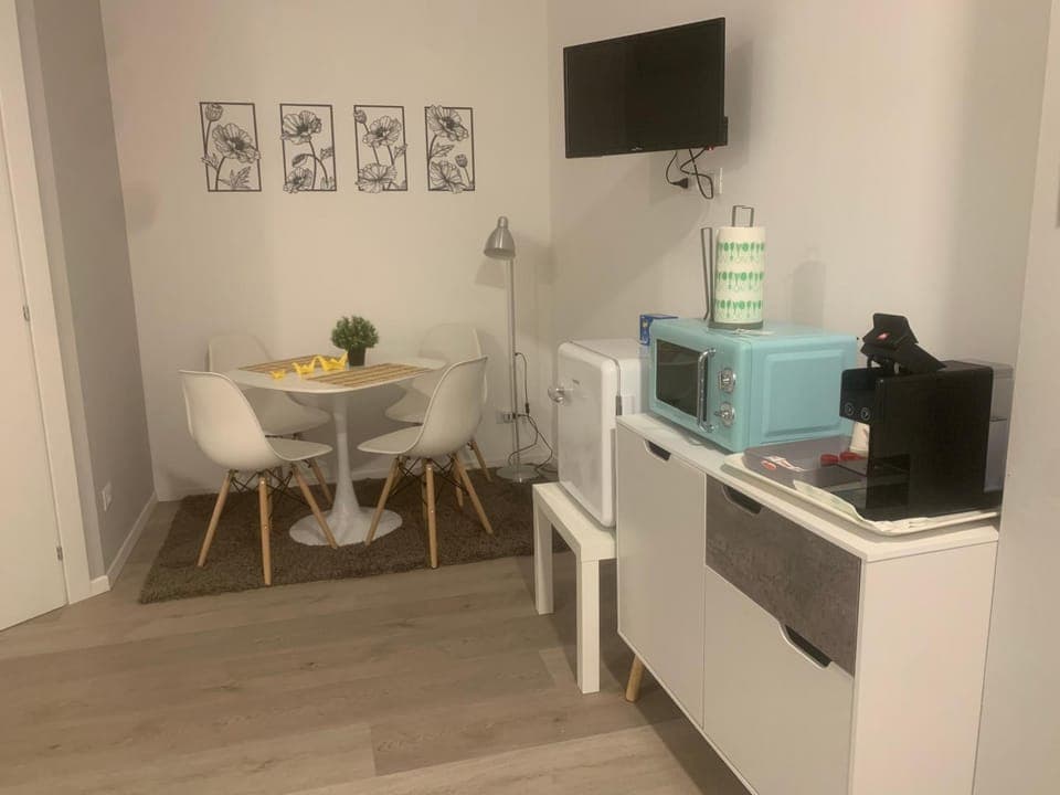 Dining area, minibar