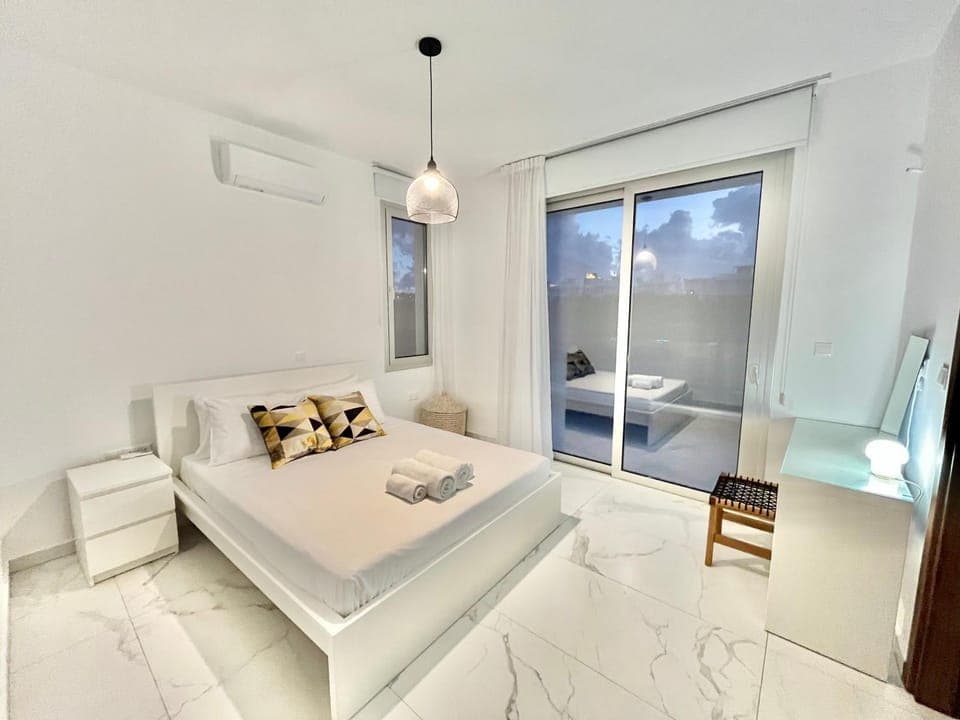 Photo of the whole room, Bedroom