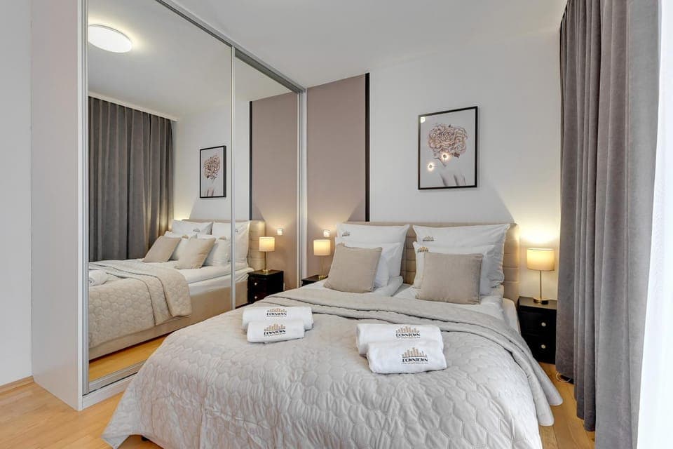 Bed, Photo of the whole room, Bedroom, towels