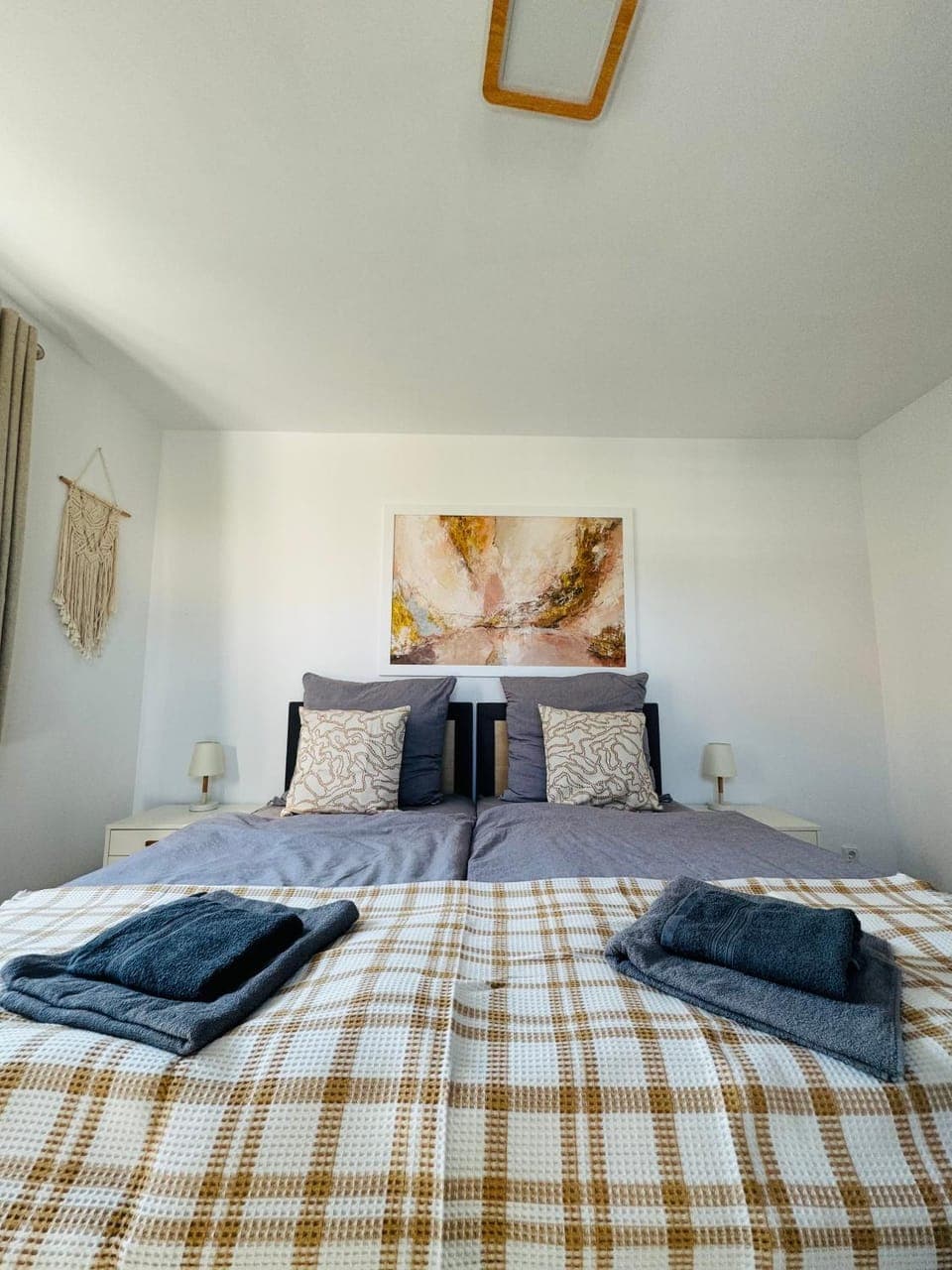 Bed, Photo of the whole room, Bedroom, towels