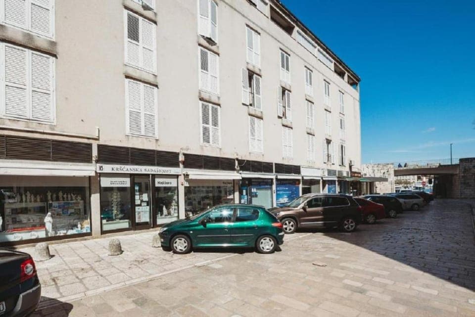 Property building, Neighbourhood, Street view, Location