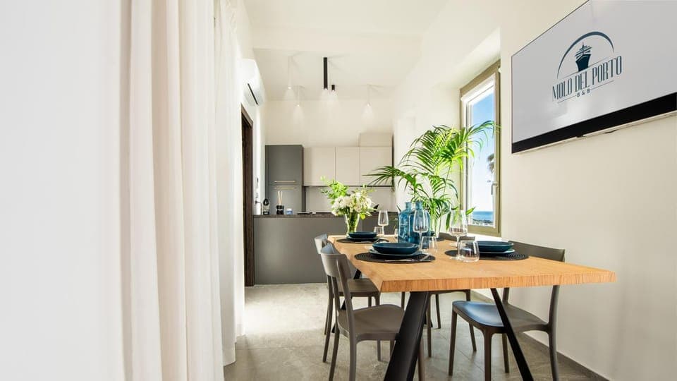 TV and multimedia, Kitchen or kitchenette, Living room, Seating area, Dining area