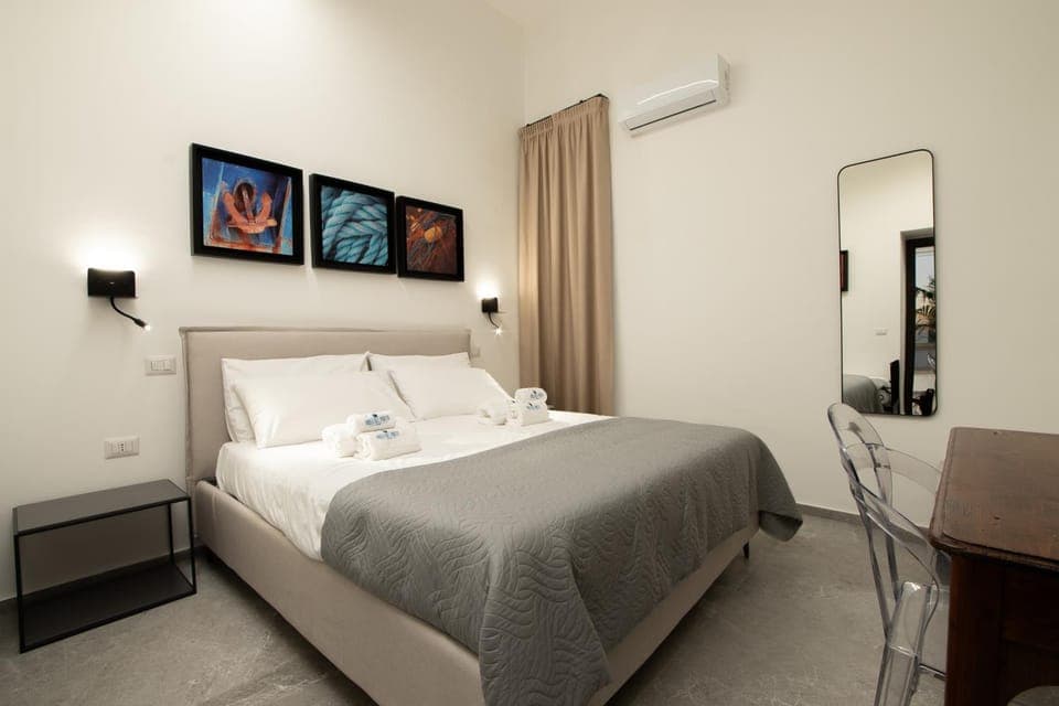 Bed, TV and multimedia, Photo of the whole room, Bedroom, hair dresser, air conditioner