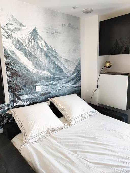 Bed, TV and multimedia, Photo of the whole room, Bedroom