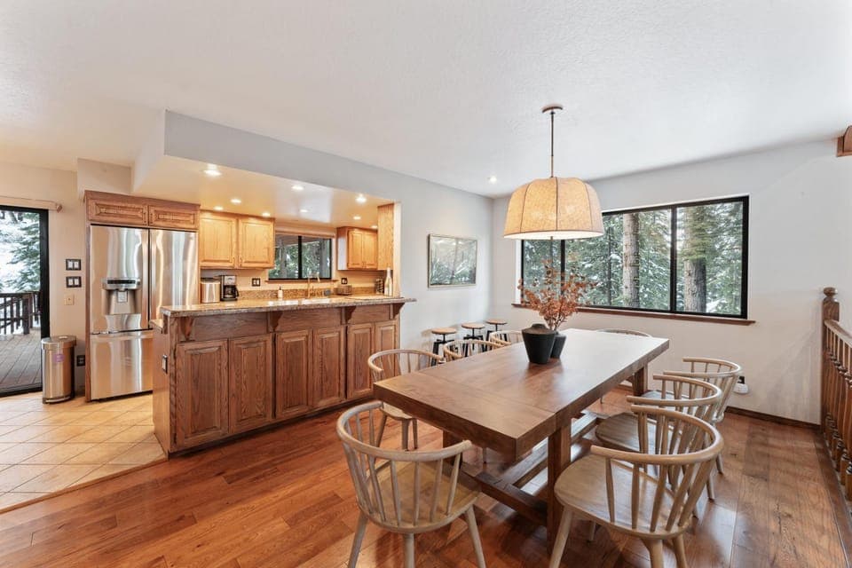 Dining area, Mountain view, Mountain view, kitchen, kitchen