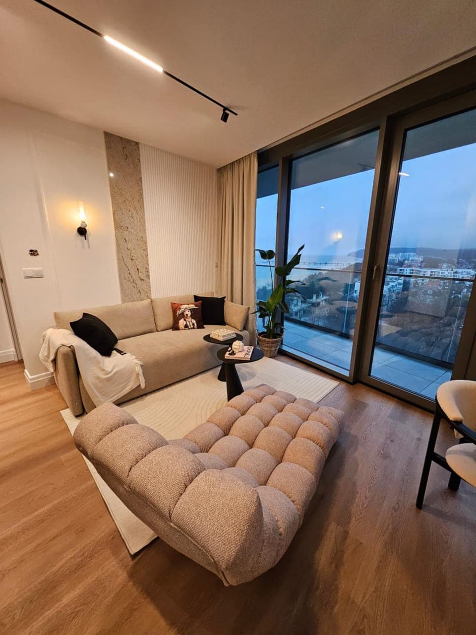 Living room, City view, Sea view